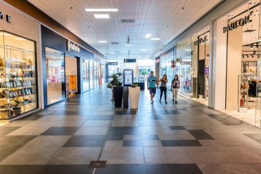 Portimao, Portekiz - 11 Temmuz 2020: Portimao, Algarve, Portekiz 'de Coronavirus covid-19 nedeniyle neredeyse boş bir alışveriş merkezi. Yeni normal ve sosyal uzaklık 