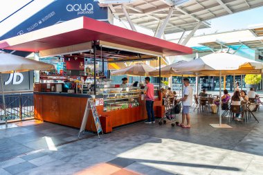 Portimao, Portekiz - 11 Temmuz 2020: Portimao, Algarve, Portekiz 'deki Aqua Portimao alışveriş merkezindeki Sical cafe