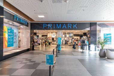 Portimao, Portekiz - 11 Temmuz 2020: Primark hızlı moda perakendecisinde sosyal mesafeler için erişim organizasyonu. Portimao, Algarve, Portekiz 'deki bir alışveriş merkezinde insanların ayrılık verileri ve verileri