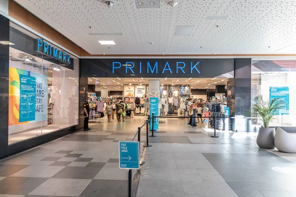 Portimao, Portekiz - 11 Temmuz 2020: Primark hızlı moda perakendecisinde sosyal mesafeler için erişim organizasyonu. Portimao, Algarve, Portekiz 'deki bir alışveriş merkezinde insanların ayrılık verileri ve verileri