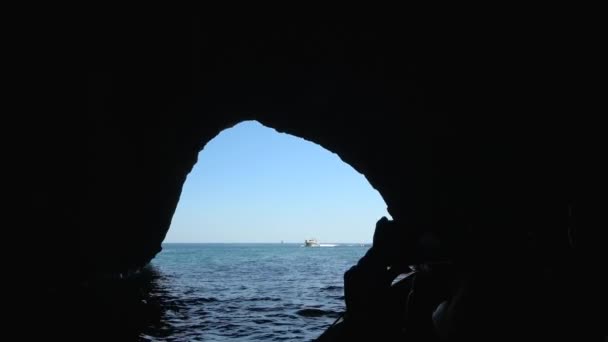 Grupo Turistas Dentro Una Cueva Benagil Una Lancha Rápida Mientras — Vídeo de stock