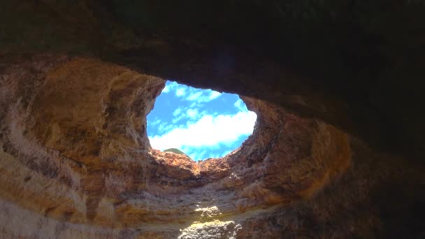 Άποψη Του Εσωτερικού Του Διάσημου Σπηλαίου Του Benagil Algarve Πορτογαλία — Αρχείο Βίντεο