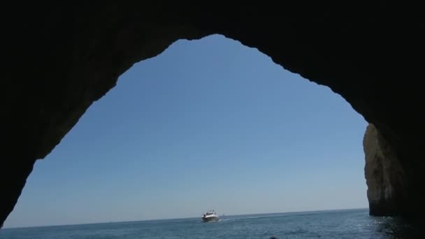 在葡萄牙阿尔加维 一群游客乘快艇从Benagil的洞穴中走出来 而另一艘船则有更多的游客在等待参观 — 图库视频影像