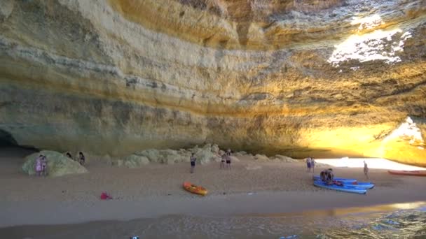 Lagoa Portugalsko Července 2020 Pohled Rychlovlaku Turistů Slavnou Jeskyni Benagil — Stock video