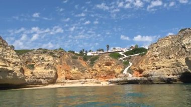 Lagoa, Portekiz - 11 Temmuz 2020: Ünlü Praia do Paraiso (Paraiso Sahili), Algarve, Portekiz