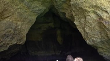 Benagil 'deki bir mağarayı ziyaret eden turistler Algarve, Portekiz