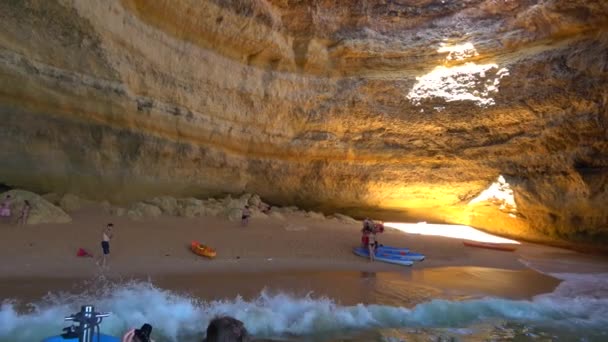 葡萄牙拉戈亚 2020年7月11日 游客快速船游览葡萄牙阿尔加维的著名洞穴 — 图库视频影像