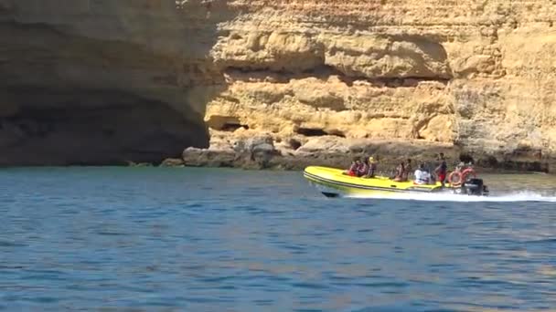 Lagoa Portogallo Luglio 2020 Motoscafo Turistico Gomma Nelle Grotte Del — Video Stock