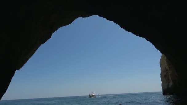 Grupo Turistas Saindo Uma Caverna Benagil Uma Lancha Enquanto Outro — Vídeo de Stock