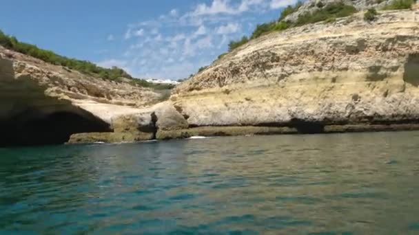 Zicht Vanaf Een Boot Van Benagil Kliffen Grotten Benagil Algarve — Stockvideo