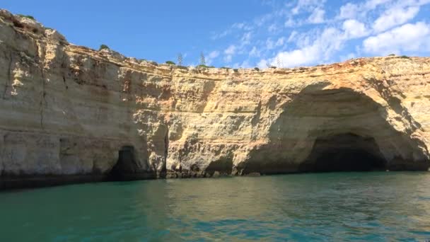Vue depuis un bateau touristique des falaises et grottes de Benagil, Benagil, Algarve, Portugal