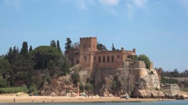 Geminin sallanışıyla gezici bir sürat teknesinden Arade Kalesi 'nin görüntüsü. Portekiz 'in Lagoa Algarve belediyesindeki Ferragudo sivil cemaatinde bulunan ortaçağ tahkimatı.