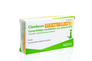 Huelva, İspanya - 23 Temmuz 2020: İspanyol Tramadol hidroklorür kutusu ve Parasetamol markası Clanderon. Bu ilaç orta ve şiddetli ağrının semptomatik tedavisi için kullanılır..
