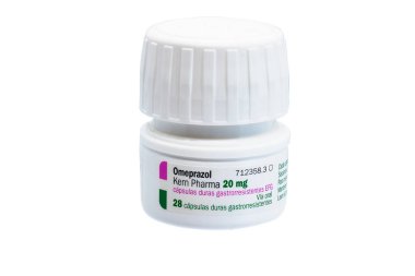 Huelva, İspanya - 23 Temmuz 2020: İspanyol şişe Omeprazole marka Kern Pharma. Omeprazol, mide ve yemek borusu sorunlarını (asit reflüsü, ülser gibi) tedavi etmek için kullanılır. Mide ekşimesine iyi gelir.