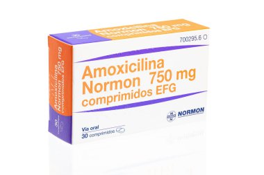 Huelva, İspanya - 23 Temmuz 2020: Amoxicillin markası Normon. Bakteriyel enfeksiyonların tedavisinde kullanılan penisilin tipi bir antibiyotiktir. Orada büyümeyi durdurur ve viral enfeksiyonlarda işe yaramaz..