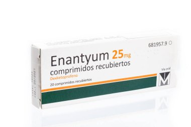 Huelva, İspanya - 23 Temmuz 2020: Dexketoprofen markası Enantyum, Menarini laboratuvarından. Dexketoprofen steroidal olmayan iltihaplı bir ilaçtır (NSAID). 
