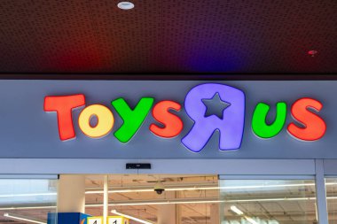 Huelva, İspanya - 27 Temmuz 2020: Toys R Us logosu Holea Alışveriş Merkezi 'ndeki mağazalardan birinin girişinin üstünde. 