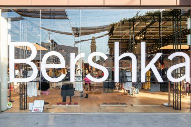 Huelva, İspanya - 27 Temmuz 2020: Holea Alışveriş Merkezi 'ndeki Bershka moda mağazası. Bershka İspanyol giyim perakendecisi.