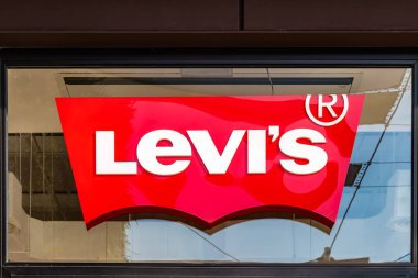 Huelva, İspanya - 27 Temmuz 2020: Holea Alışveriş Merkezi 'nde bir Levi Mağazası. Levis Amerikalı bir üretici ve kot pantolon perakendecisi.
