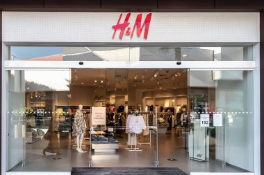 Huelva, İspanya - 27 Temmuz 2020: Holea Alışveriş Merkezi 'nde H & M mağazası. H & M Hennes & Mauritz AB (H & M), İsveçli giyim şirketidir. Daha ucuza hızlı moda satar.. 