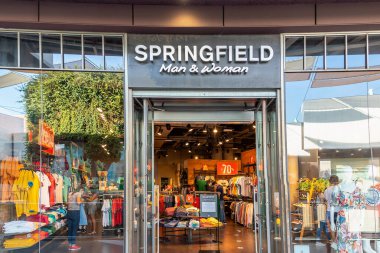 Huelva, İspanya - 27 Temmuz 2020: Holea Alışveriş Merkezi 'ndeki Springfield mağazası. Bu marka Tendam 'ın yan kuruluşudur, eski adıyla Cortefiel Group Avrupa' nın önde gelen moda perakendecilerinden biridir. 