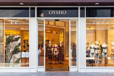 Huelva, İspanya - 27 Temmuz 2020: Holea Alışveriş Merkezi 'ndeki Oysho Mağazası. Oysho İspanyol giyim perakendecisi kadın iç çamaşırları, günlük kıyafetler, rahat ve aksesuarlar konusunda uzmandır..