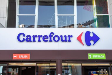 Huelva, İspanya - 27 Temmuz 2020: Holea Alışveriş Merkezi 'nin girişindeki Carrefour logosu. Carrefour S.A., perakende satış konusunda uzman bir Fransız çokuluslu şirketidir.. 