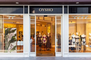 Huelva, İspanya - 27 Temmuz 2020: Holea Alışveriş Merkezi 'ndeki Oysho Mağazası. Oysho İspanyol giyim perakendecisi kadın iç çamaşırları, günlük kıyafetler, rahat ve aksesuarlar konusunda uzmandır..