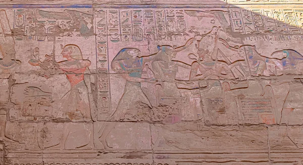 Luxor Daki Karnak Tapınağının Harabelerinde Polikrom Hiyeroglifler — Stok fotoğraf