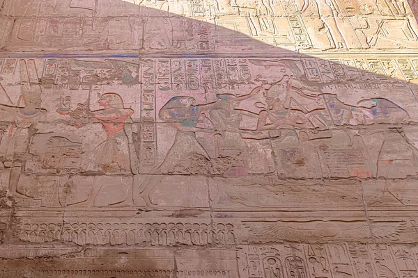Polichromatyczne Hieroglify Ruinach Kompleksu Świątyni Karnak Luksorze — Zdjęcie stockowe