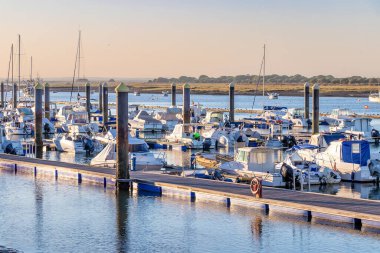 Punta Umbria, Huelva, İspanya - 10 Temmuz 2020 Yat Limanı, yat limanı ve tekneler, Punta Umbria köyündeki rıhtım yatları ve gemiler