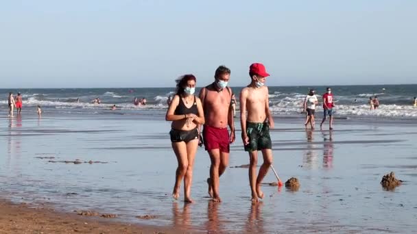 Punta Umbría Huelva España Agosto 2020 Personas Caminando Por Playa — Vídeos de Stock