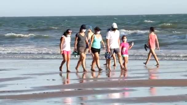 Punta Umbria Huelva Spanien August 2020 Familie Spaziert Mit Schutz — Stockvideo