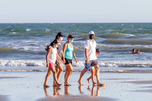 Punta Umbria Huelva Ισπανία Αυγούστου 2020 Μια Οικογένεια Που Περπατάει — Φωτογραφία Αρχείου