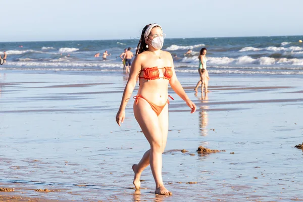 Punta Umbria Huelva España Agosto 2020 Mujer Joven Caminando Por — Foto de Stock