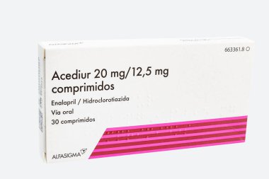 Huelva, İspanya - 23 Temmuz 2020: Enalapril Maleate ve Hydrochlorothiazide karışımı, Acediur markası. Temel hipertansiyon tedavisi. 