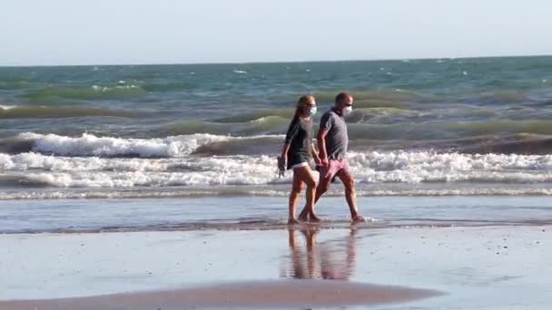 Punta Umbria Huelva Spanyolország 2020 Augusztus Parton Sétáló Pár Védőmaszkot — Stock videók