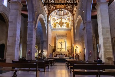 Ubeda, Jaen, İspanya - 9 Haziran 2020: Ubeda, İspanya 'daki Reales Alcazares' li Santa Maria Kilisesi Manin Sunağı