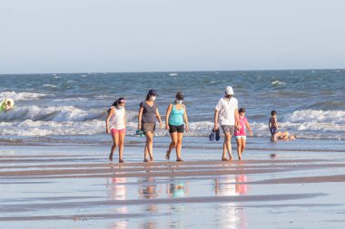 Punta Umbria, Huelva, İspanya - 2 Ağustos 2020: Koruyucu veya tıbbi maske takan bir aile. Sosyal mesafeyle İspanya 'da yeni normal