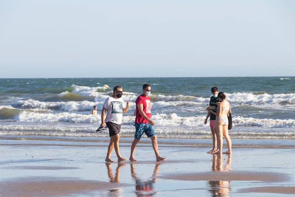 Punta Umbria Huelva Spanien August 2020 Zwei Männer Gehen Strand — Stockfoto