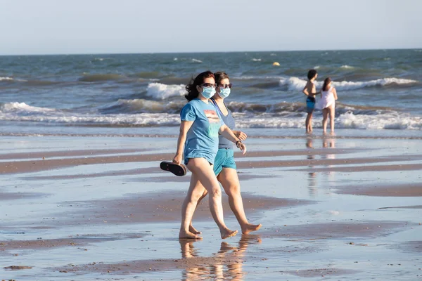 Punta Umbria Huelva Espanha Agosto 2020 Duas Mulheres Andando Pela — Fotografia de Stock