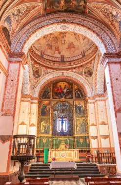 Banos de la Encina, Jaen, İspanya - 19 Haziran 2020: İspanya, Endülüs 'ün Jaen kentindeki Banos de la Encina köyünde İsa del Llano Hermitage' nin sunağı