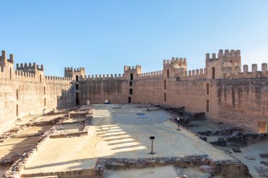 Banos de la Encina, Jaen, İspanya - 7 Haziran 2020: Burgalimar Ortaçağ Şatosu, Banos de la Encina. Jaen, İspanya 