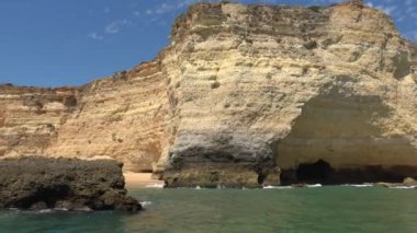 Benagil mağaraları, Algarve, Portekiz 'deki Carvoeiro kayalıklarının manzarası.