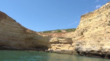 Benagil mağaraları, Algarve, Portekiz 'deki Carvoeiro kayalıklarının manzarası.
