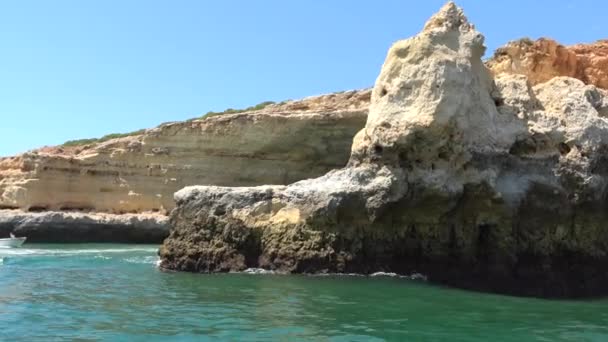 Vista Barco Turístico Das Falésias Carvoeiro Numa Viagem Grutas Benagil — Vídeo de Stock