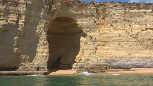 Vista Barco Turístico Das Falésias Carvoeiro Numa Viagem Grutas Benagil — Vídeo de Stock