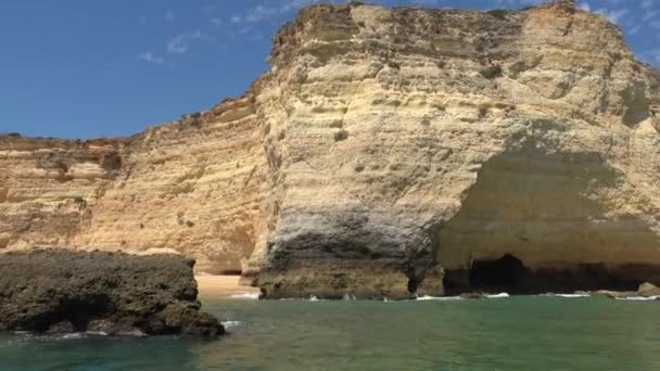 ベナジルの洞窟 アルガルヴェ ポルトガルへの旅行でCarvoeiro崖の観光船からの眺め — ストック動画
