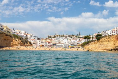 Carvoeiro sahilinin manzarası. Lagoa bölgesinde yüksek uçurumlar, turkuaz sular ve pitoresk plajlardan oluşan bir kıyı şeridi vardır. Carvoeiro sahilleri korunaklı koylarda bulunur.