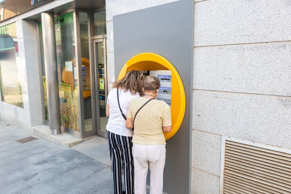 Huelva スペイン 2020年8月13日 Atm機で銀行クレジットカードを使用している未確認の女性は プンタウンブリアの通りCalle AnchaのCovid 19コロナウイルスのために保護面を着ています — ストック写真